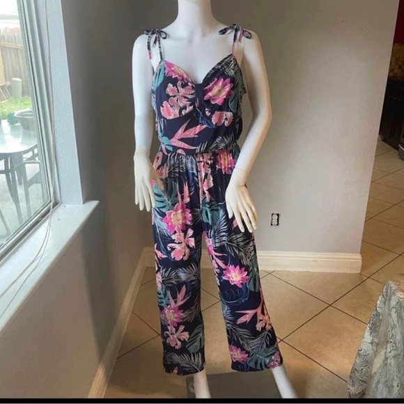 Blue New Women’s Floral Tropical Jumpsuit size Large
New with tags
Straps - Picture 3 of 6